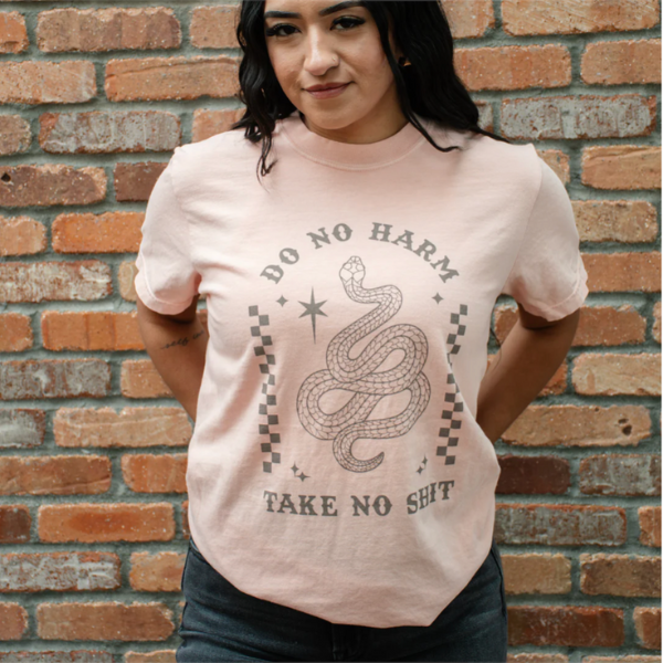 Modern Pastime - Vendita all'ingrosso Maglietta serigrafata - Unisex - T-shirt unisex "Do No Harm Take No Shit" - Pepe/Pesca3