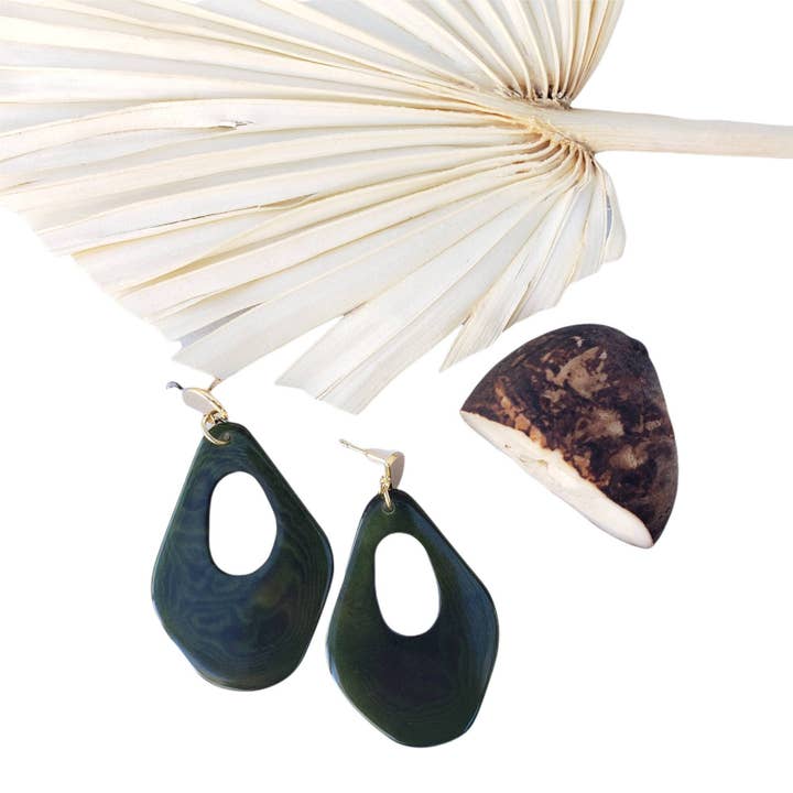 Minimalistiska tagua örhängen i stål inlägg för wholesale av Organic jewelry by Allie