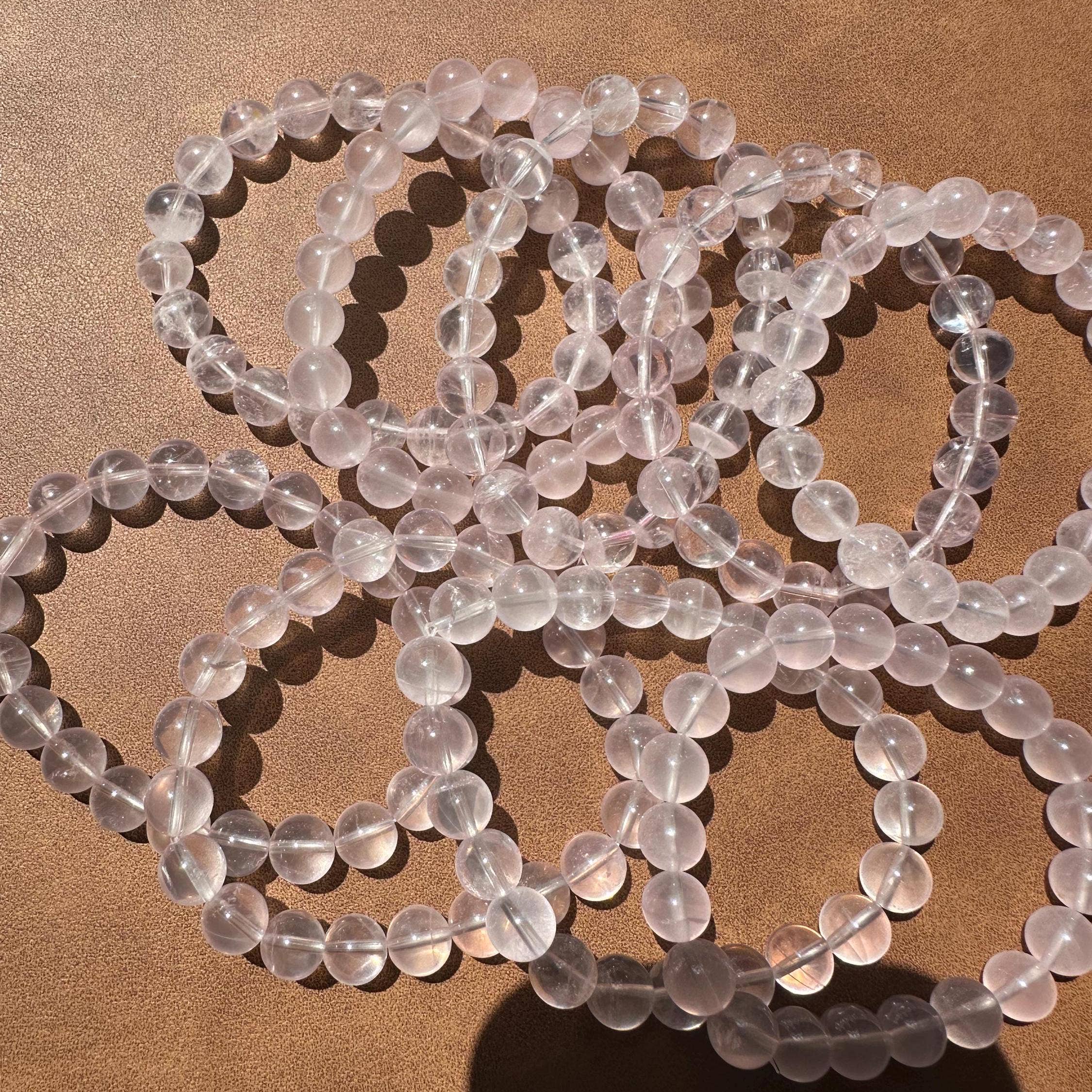 Moon Rituals – Großhandel Perlenarmband – Rosenquarz-Armband aus Mosambik — 8 mm Perlen mit 13 mm Kopfperle und 14 Karat vergoldeten Abstandsperlen1