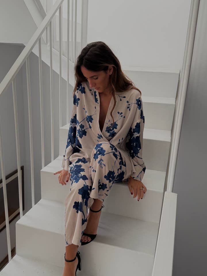 Crepe-Viscose-Kimono-Blazer (Hellgraue Basis/blaue Blumen) für den Großhandel von MOTI