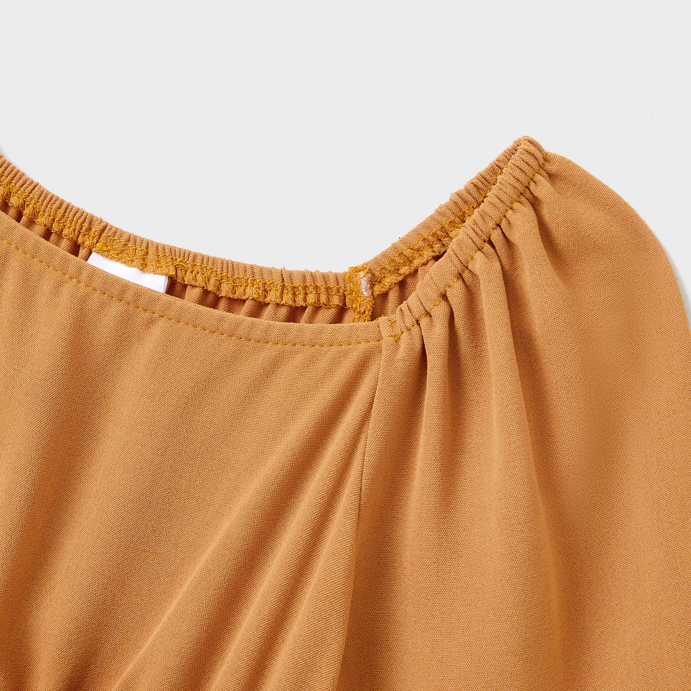 Brun Familjens matchande plagg: långärmad pikétröja och klänning med volangkant för wholesale på Faire18