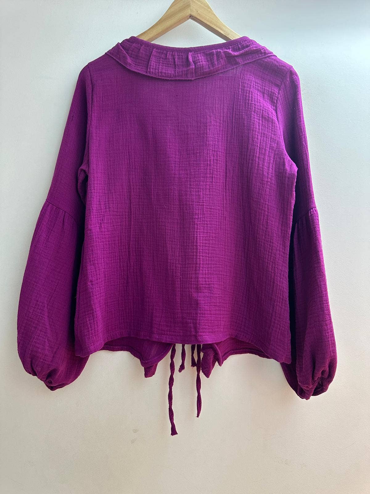 LORIANE – Camisa com botões no colarinho – Mulher por atacado – Camisa de algodão com amarração e nó, tamanho único11