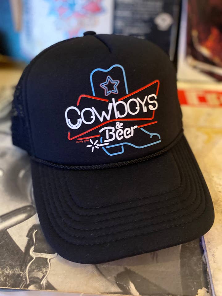 Chapeau vintage en mousse de camionneur avec lumière néon Cowboys & bière pour la vente par Country Deep Apparel