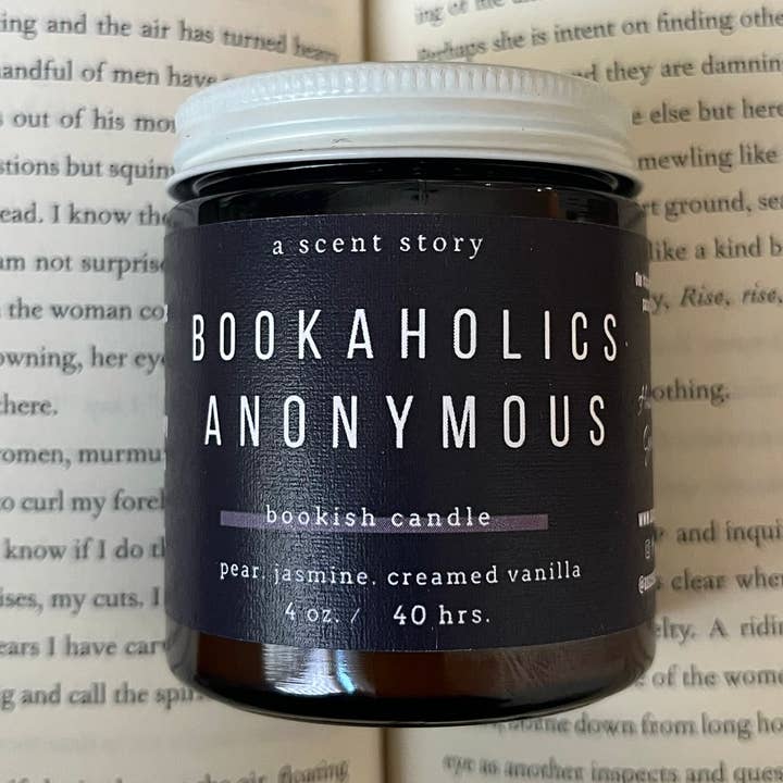Bookaholics Anonymous - Candela Bookish | A tema libro, 4 oz per la vendita all'ingrosso da parte di A Scent Story Candle Co