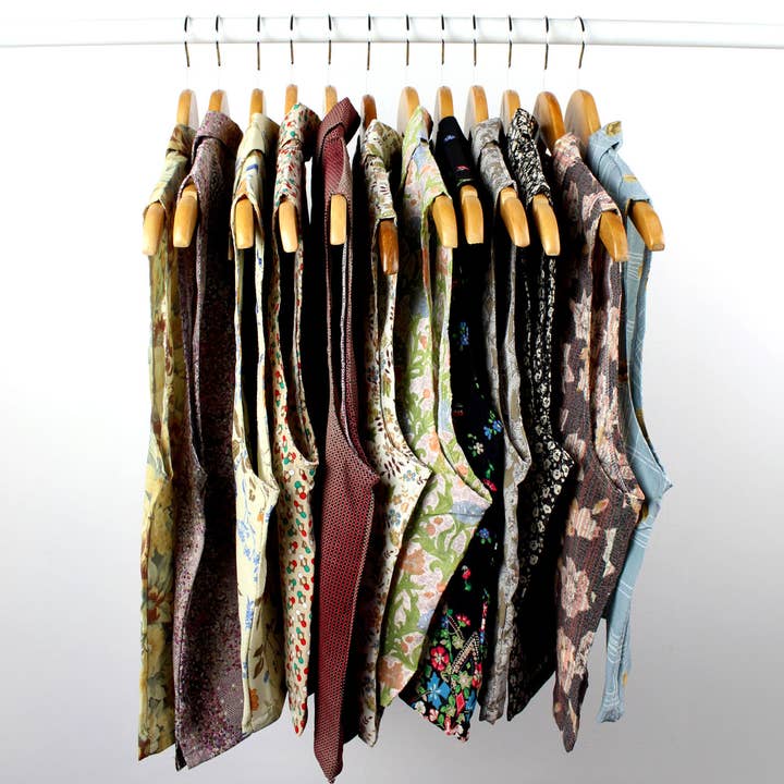 Blusa vintage senza maniche rielaborata con bottoni - corta per la vendita all'ingrosso da parte di Sun's Out!