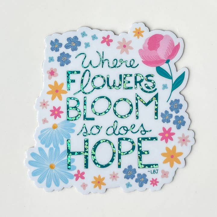 Autocollant avec citation « Là où les fleurs fleurissent, tout comme l'espoir » pour la vente par Lightlaced