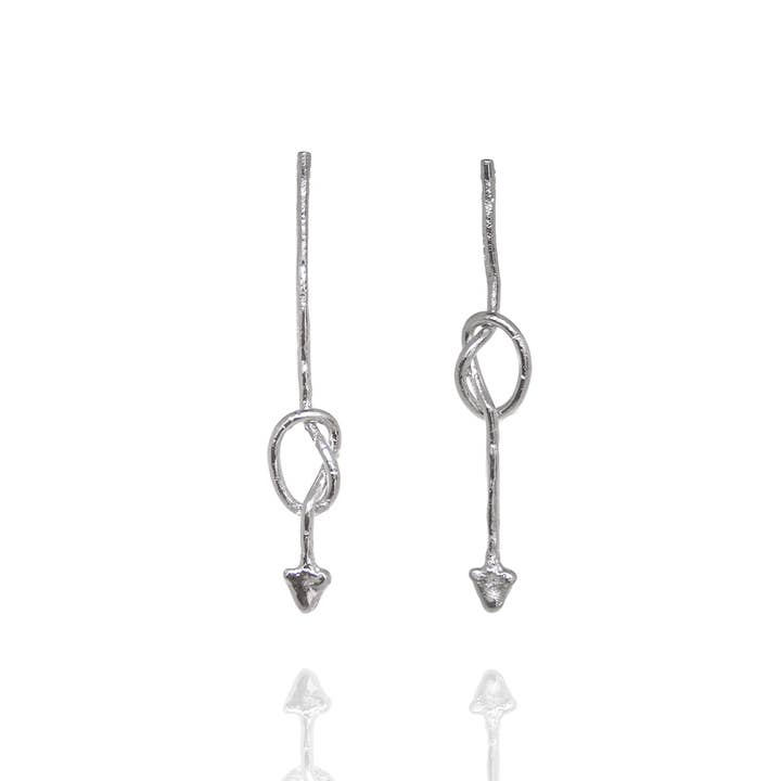 Silberne geknotete Pfeil-Ohrringe für den Großhandel von Alexandra Hakim