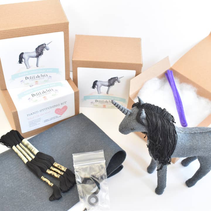 DelilahIris Designs - Vente Kits de couture - Kit de couture en feutre DIY - Licorne foncée2