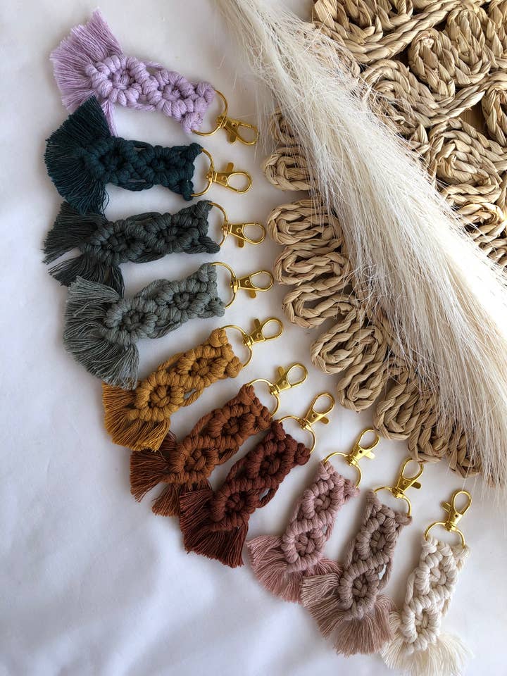 Porte-clés en macramé pour la vente par Woven