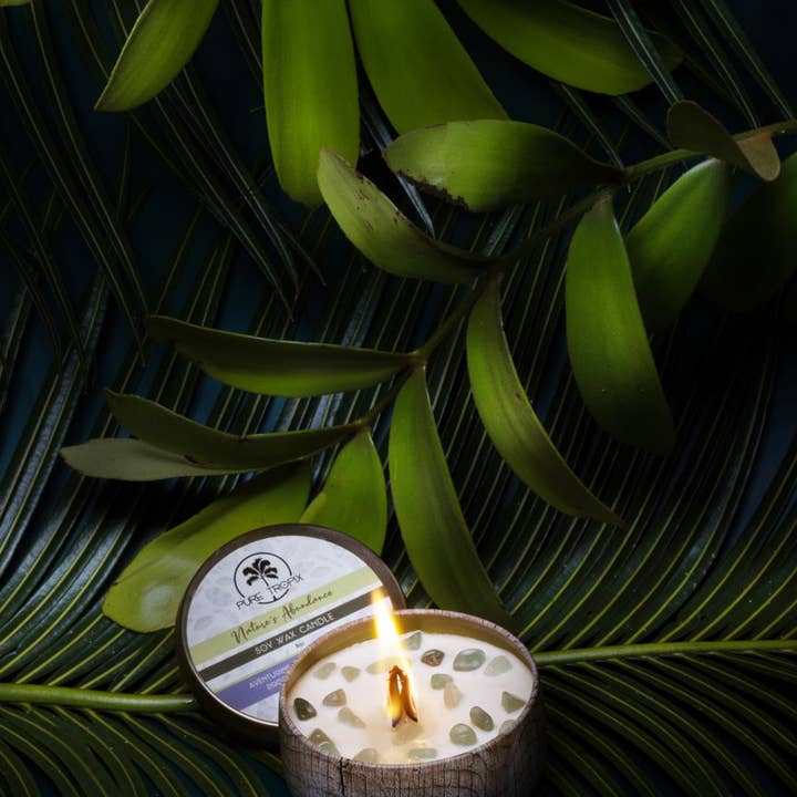 Candela in cera di soia con cristalli Natures Abundance per la vendita all'ingrosso da parte di Pure Tropix