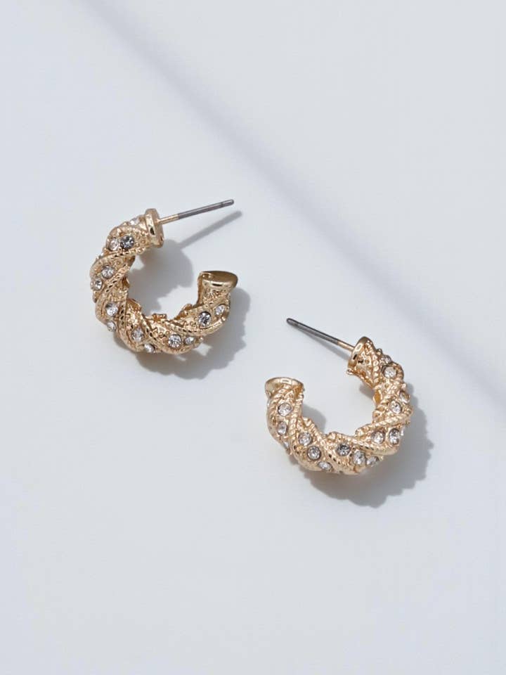 Orecchini a cerchio mini in metallo intrecciato con perle per la vendita all'ingrosso da parte di Mint & Shine