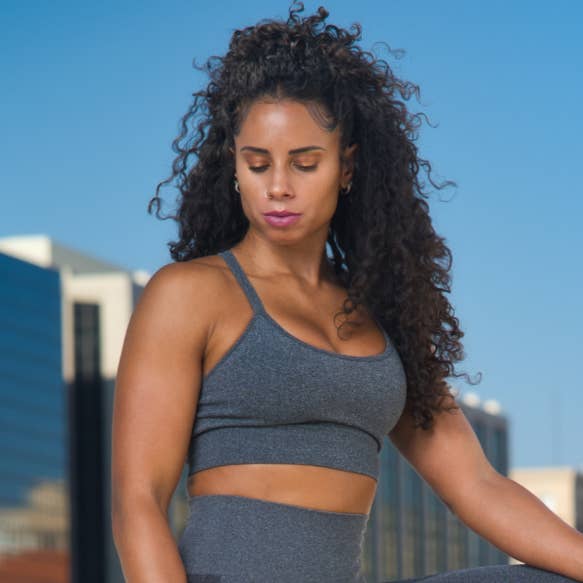 Soutien-gorge de sport Second Skin Seamless Y-back Asteroid Grey pour la vente par Thick Athletics Apparel