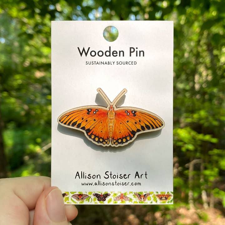 Houten Speld van de Passiebloemvlinder (Duurzaam Verkregen) voor wholesale door Allison Stoiser Art