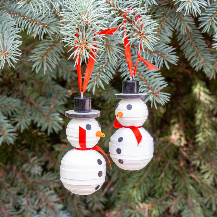 Global Crafts – Großhandel Verzierungs-Set – Schneemann-Ornament aus Pappmaché aus Haiti, 2 Stück