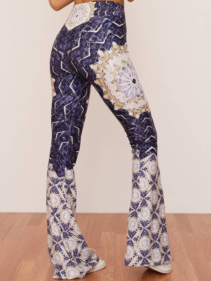 Wolven Reverie flarebukser i genanvendt materiale med blomstermotiv for engroshandel hos Wolven