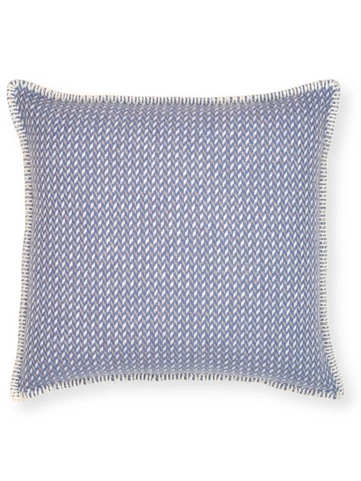 Housse de coussin Dakota Pure New Wool 50x50 en bleu denim pour la vente par So Cosy Ltd.