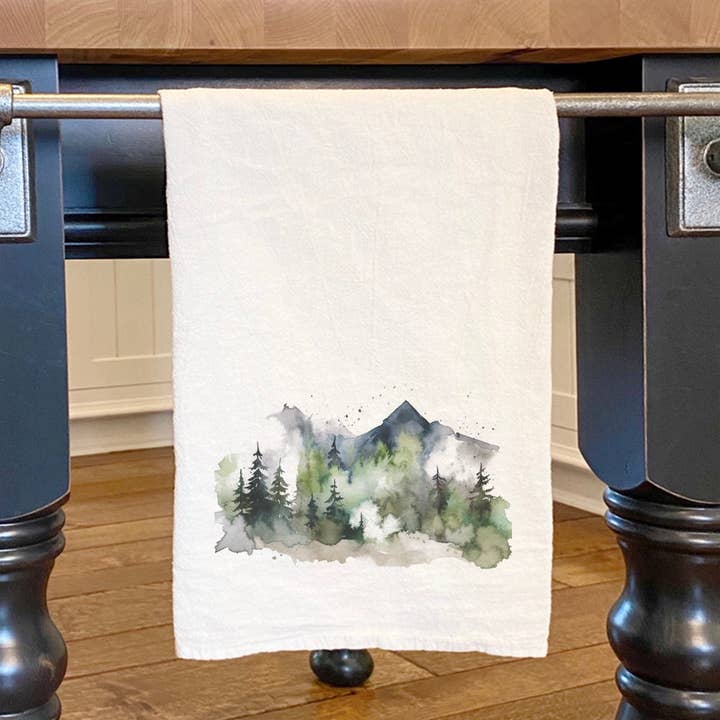 Montagnes Vertes Brumeuses - Torchon en Coton Personnalisable pour la vente par North & Pine