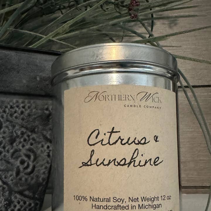 Kaars van 100% soja, 12 oz tinnen houten lont - Citrus & Sunshine voor wholesale door Northern Wick Candle Company