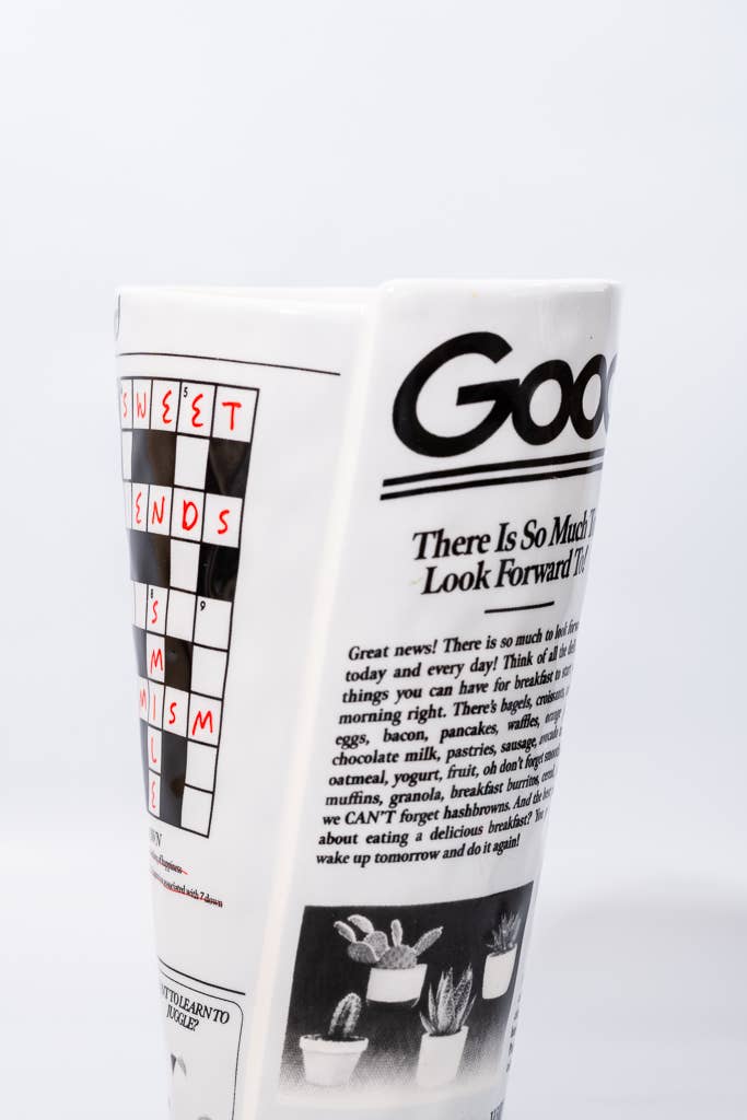 Ban.do – Engroshandel Vase – Keramisk vase med avisdesign og lyserødt bånd4