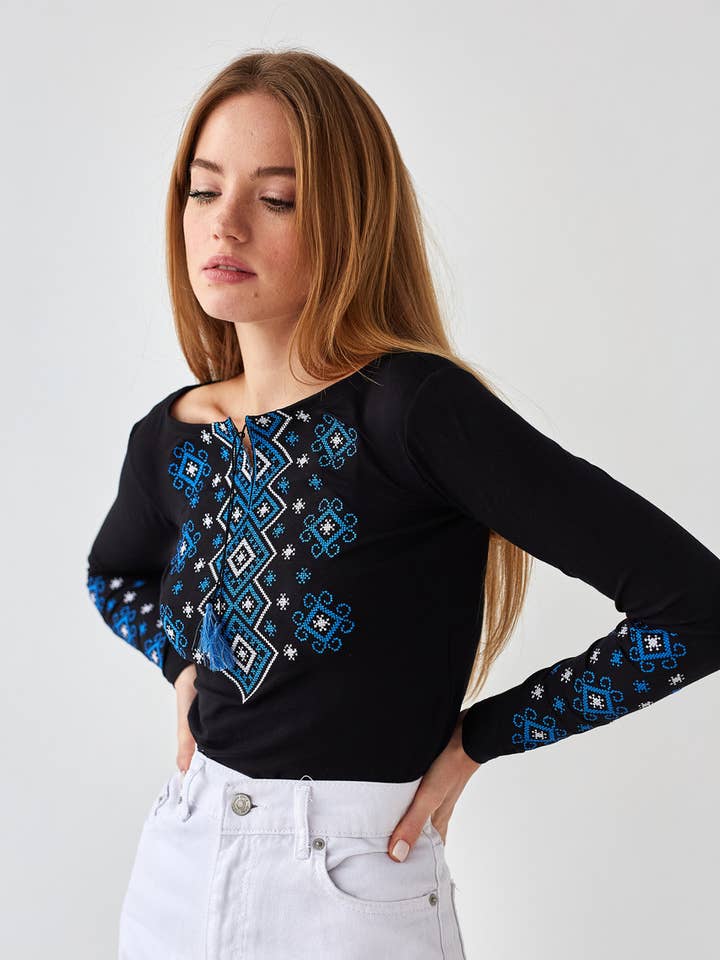 T-shirt brodé ornements carpathiens noir et bleu pour la vente par Handmade Originals Ukraine