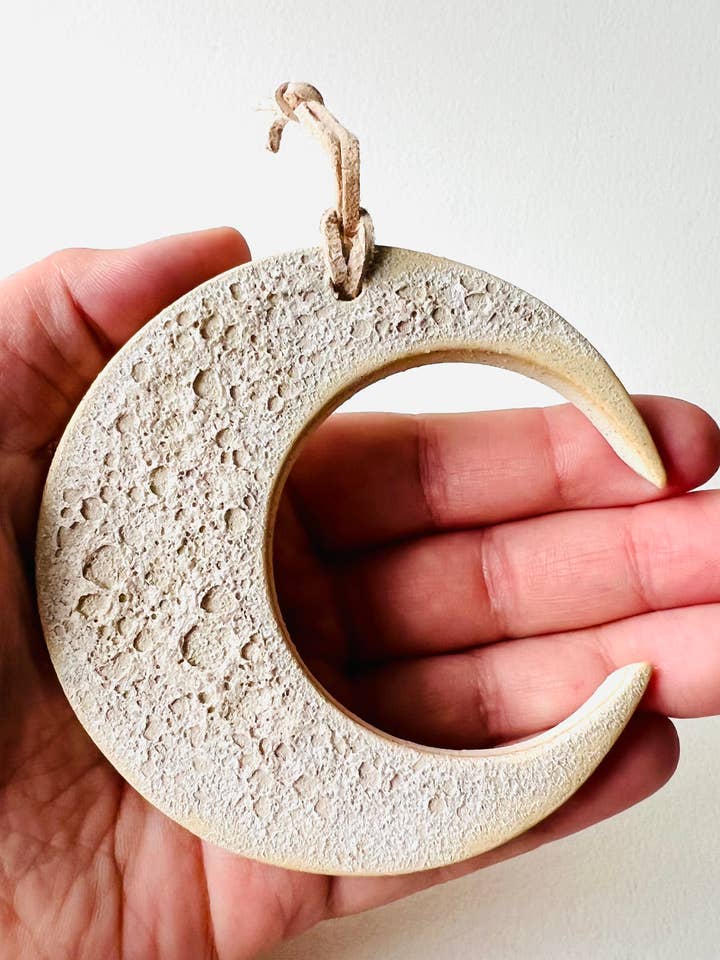 Décoration Crater Crescent Moon pour la vente par MoonMoon Ceramics