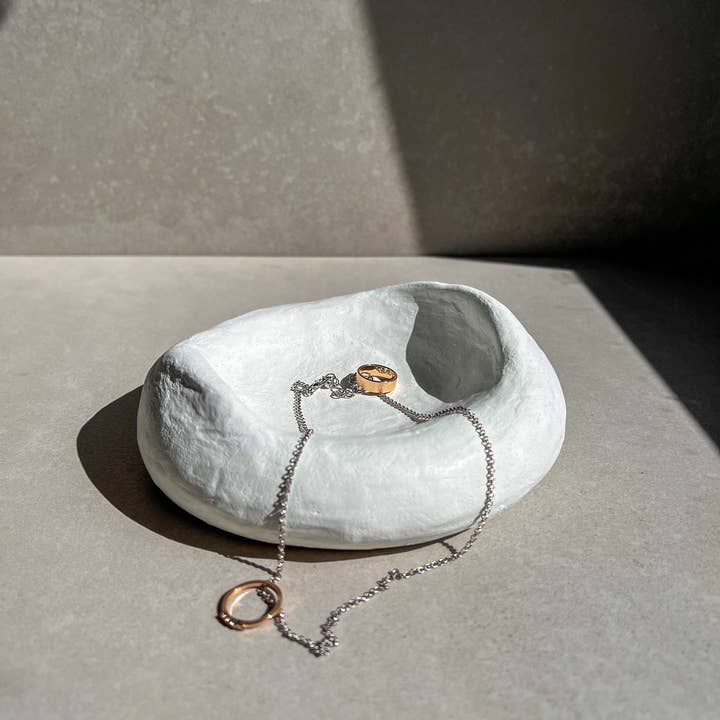 Minimal Loot Design – Engroshandel Pyntebakke – FLOWY betonbakke, asymmetrisk skål, fangstbakke, moderne smykkedisplay, tyk skål, pyntebakke, bobleskål, kurvet betonindretning3