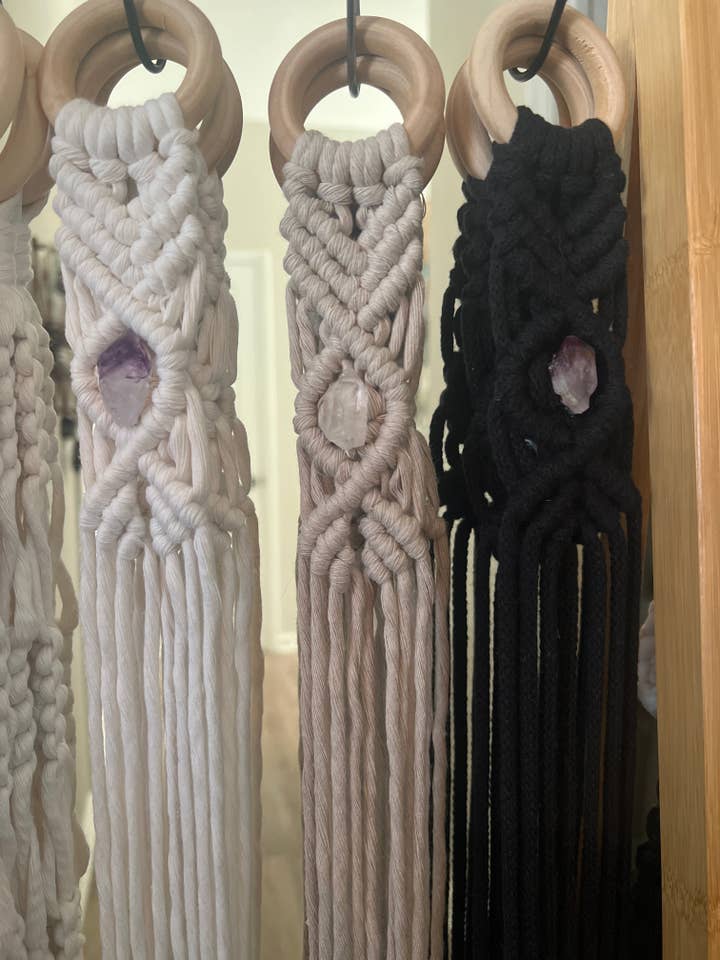 Hutaufhänger aus Kristall für den Großhandel von The Magic Knot Collective