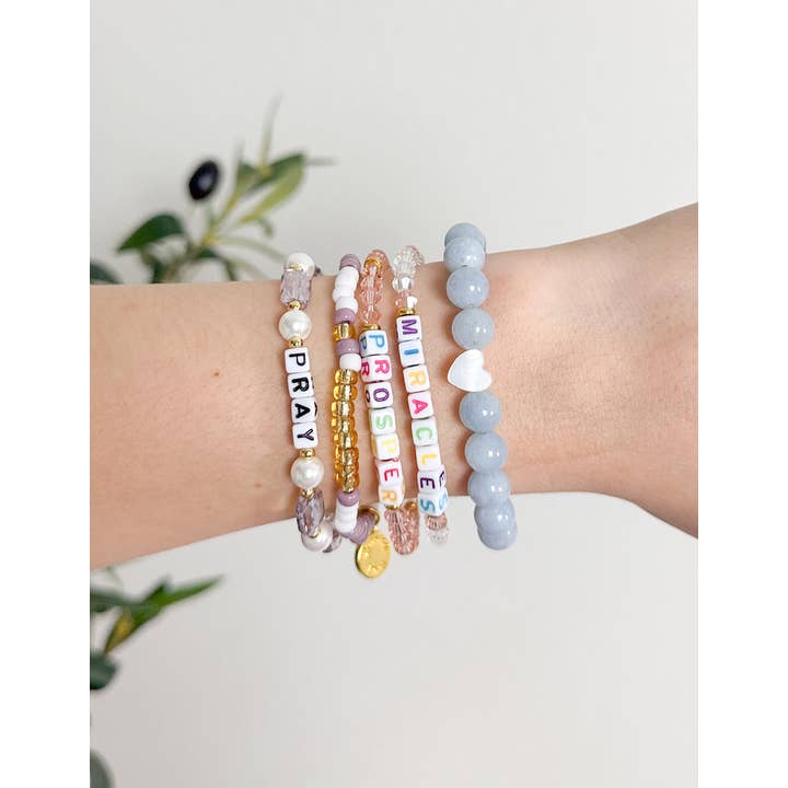 Elevated Faith – Großhandel Perlenarmband – Pray Perlen-Buchstabenarmband1