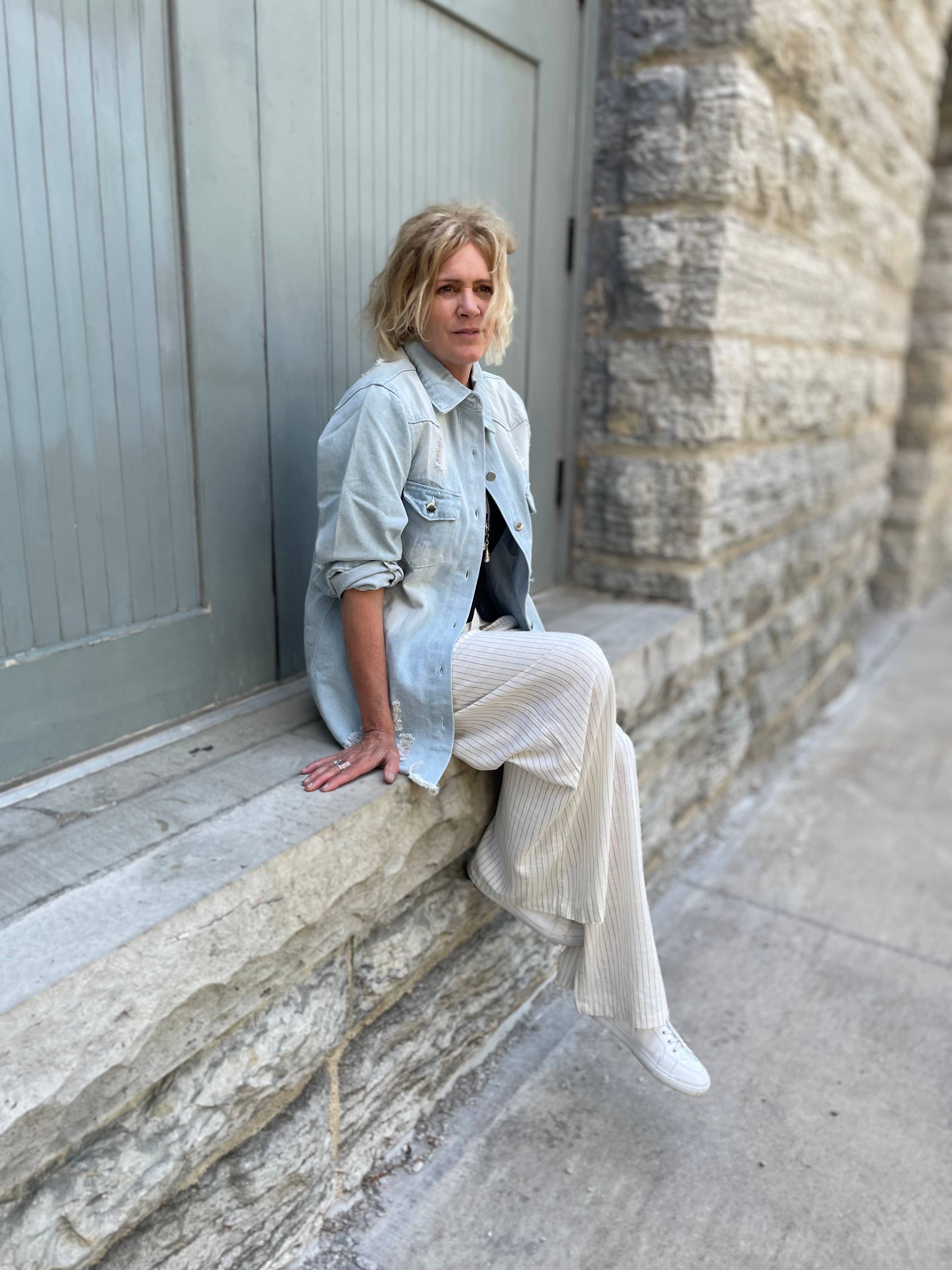 Bohemian Grace - Grace & Grit - Wholesale Spijkerjack/spijkerjas - Dames - Emmy spijkerhemd/jack van Distressed, lichte wassing1