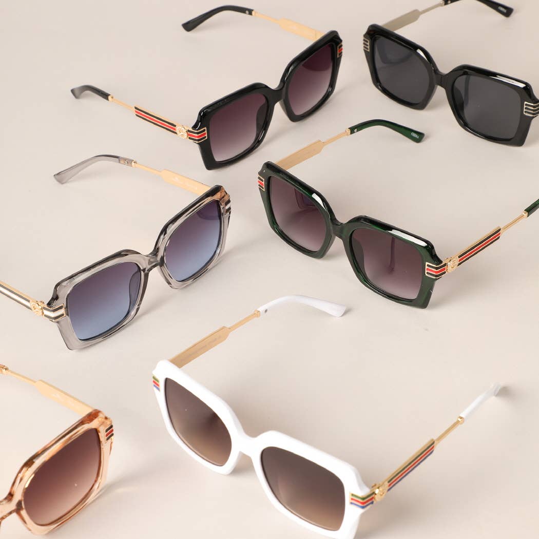 12 COLORI ASSORTITI Occhiali da sole da donna con montatura squadrata ed elegante in vendita all'ingrosso su Faire0