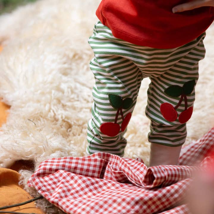Jogginghose mit Kirsch-Knieaufnäher und Streifen für den Großhandel von Little Green Radicals EU