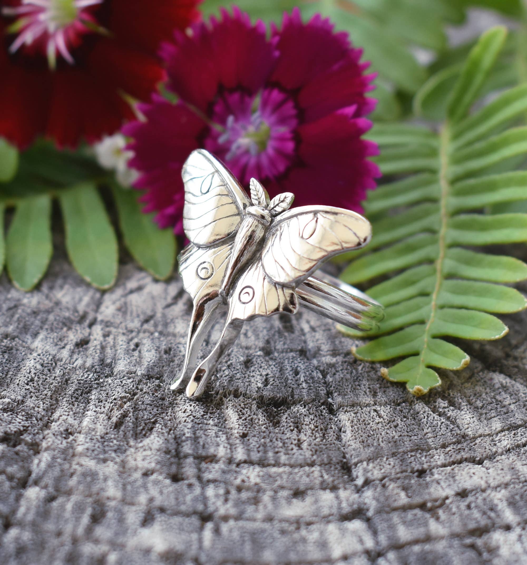 A Wild Violet – Anel de cocktail/declaração por atacado – Anel Luna Moth5