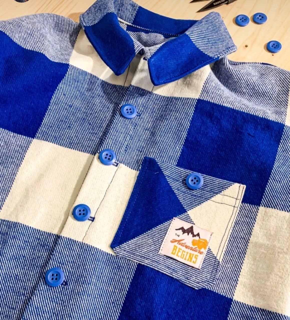 L’Étiquette Home Couture – wholesale Sömnadskit – Vävd etikett att sy på "THE ADVENTURE BEGINS"2