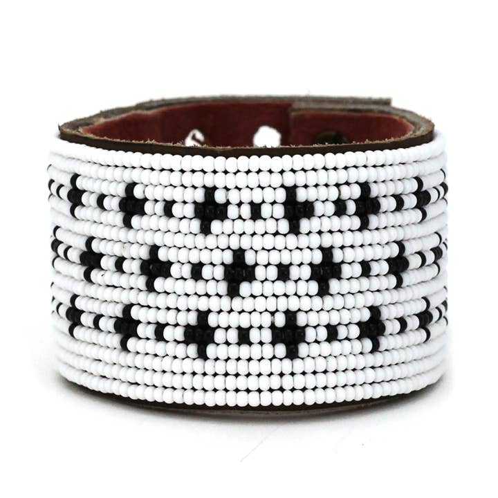 Manchette en cuir perlé étoiles noires et blanches pour la vente par Swahili Coast