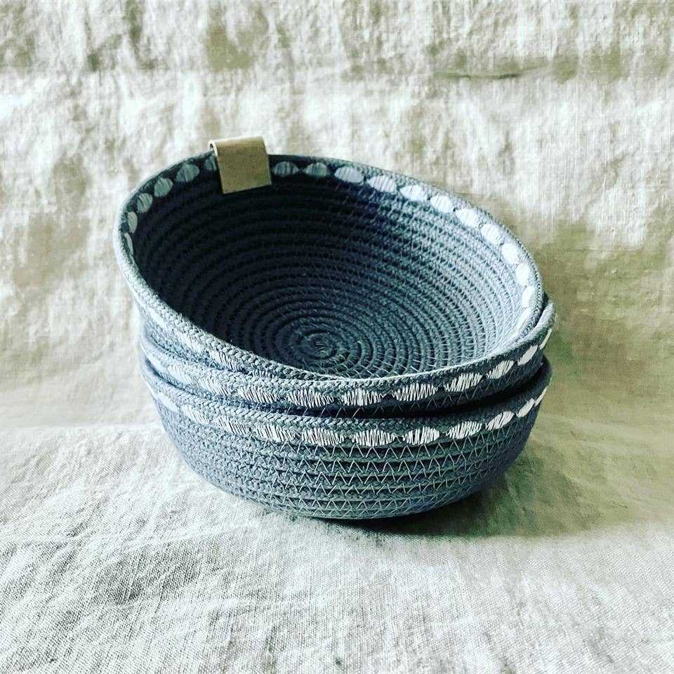 Artwork by Sandra Naufal - Vente Assiettes/plats/bols de décoration - Bol en corde à babioles gris avec coutures décoratives
