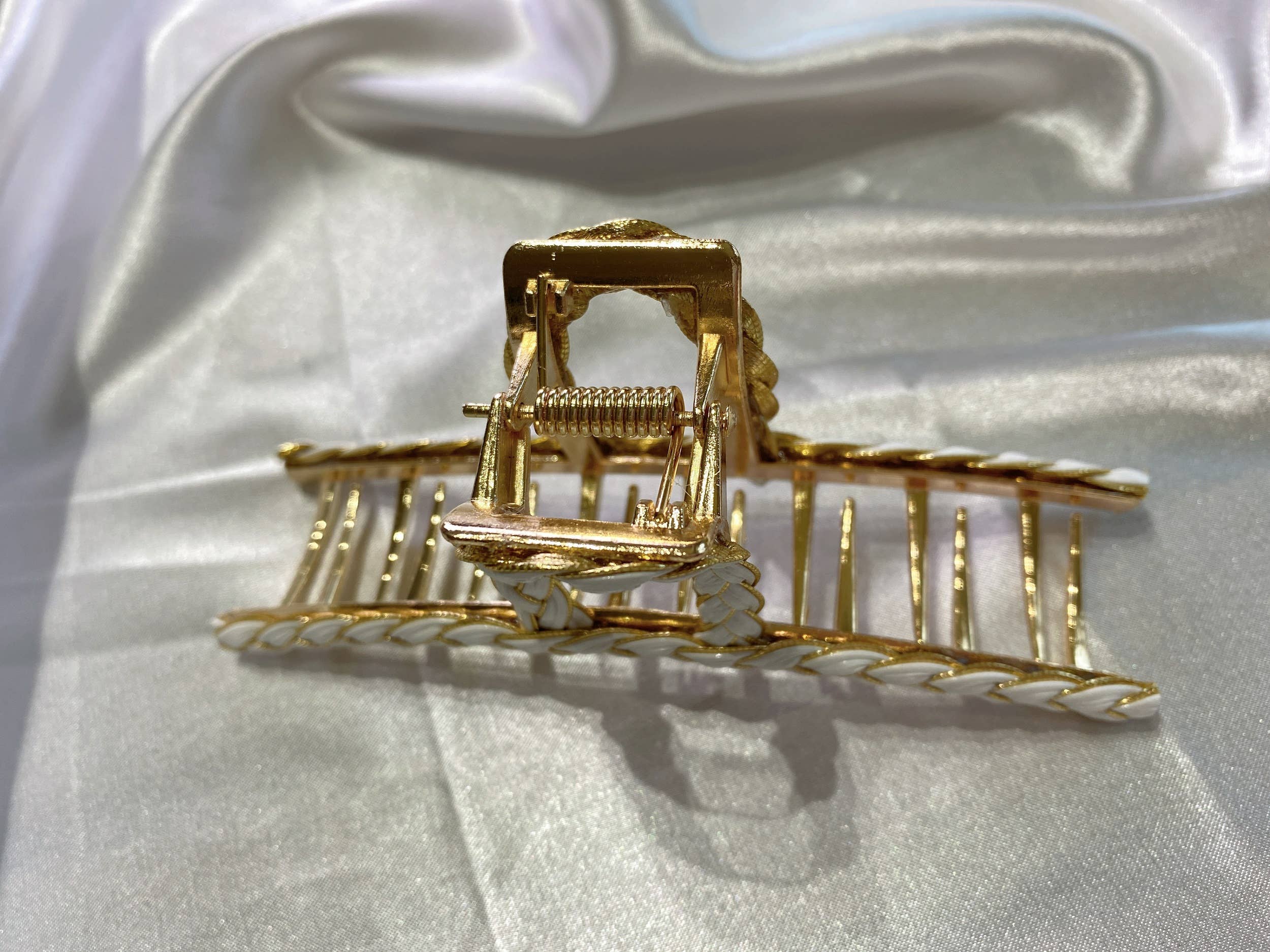 LadyJuneAccessories – Engroshandel Hårspænde - Dame – Store hvide hårklemmer i guldmetal med twistet hårklo4