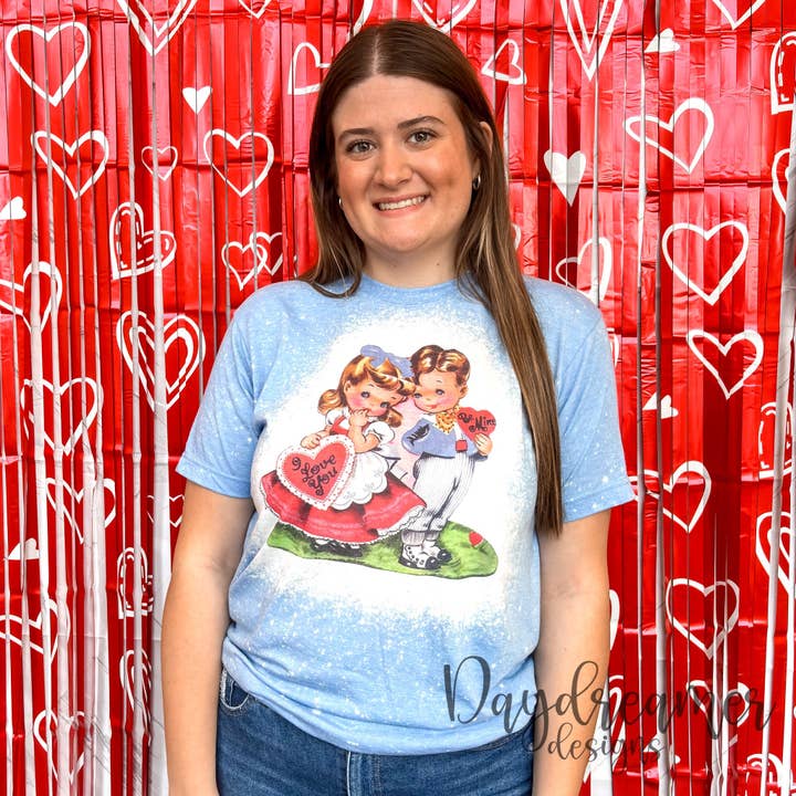 Tee-shirt Décoloré Vintage Valentine Couple pour la vente par Daydreamer Designs