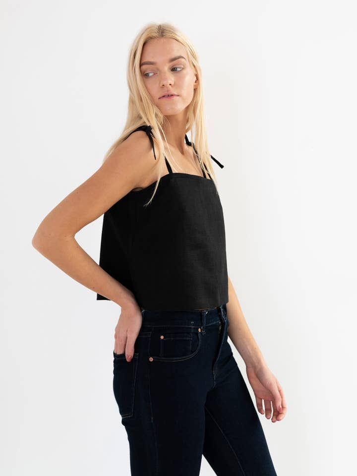 Top à bretelles en lin Sophie pour la vente par Love and Confuse