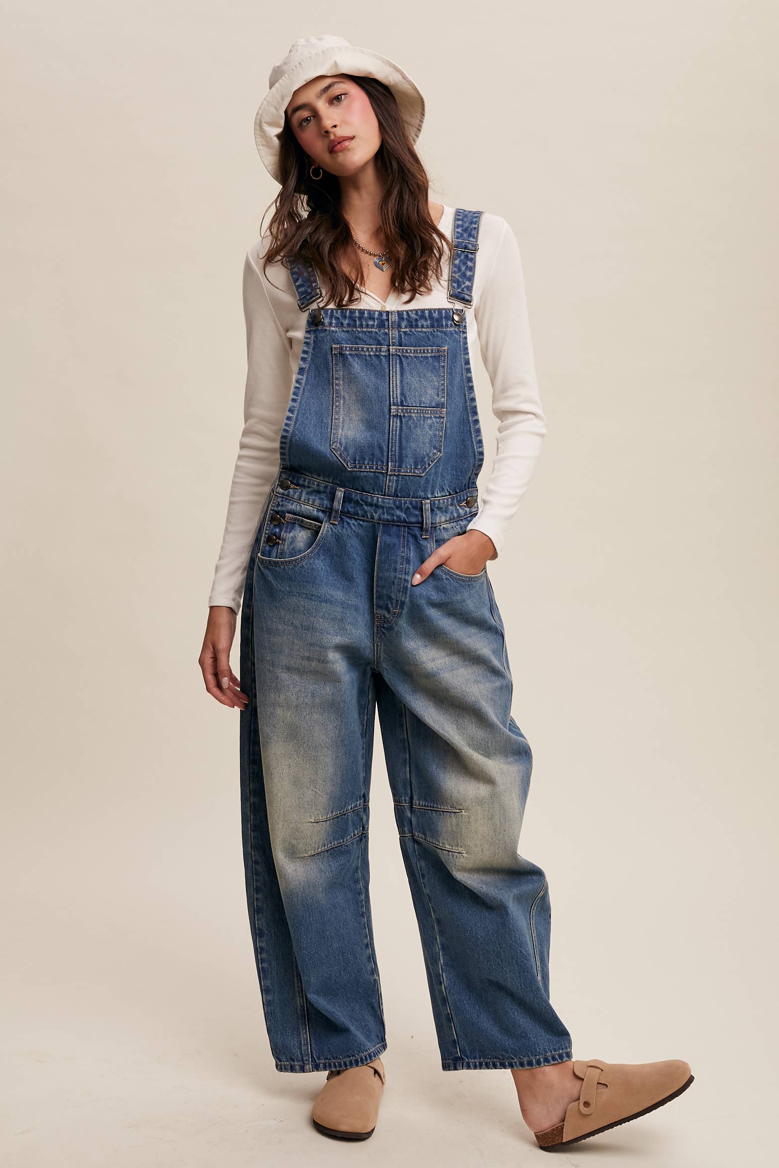 Listicle – Großhandel Overall – Damen – Barrel Jean Latzhose aus Denim mit weitem Bein2