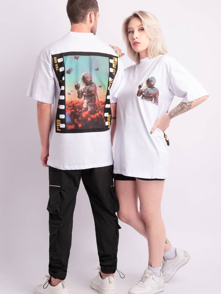 Camiseta branca estampada “Universal Beauty” por atacado de AARHON