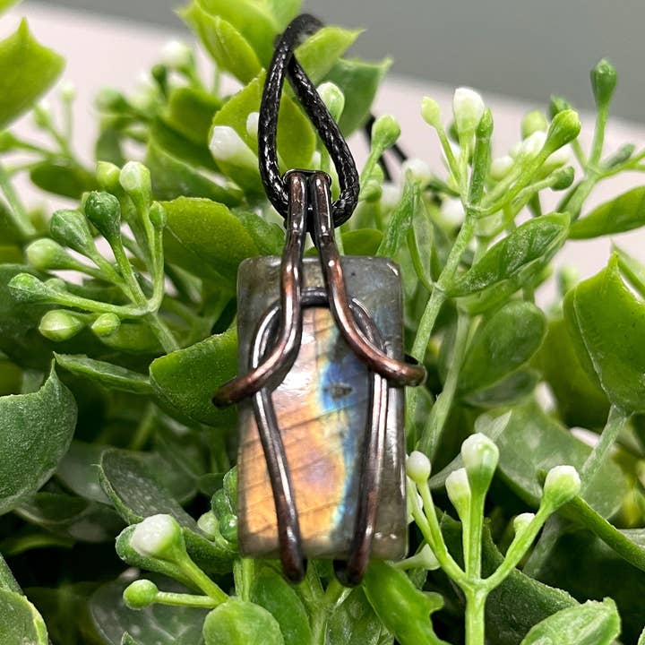 Handmade by Marlayna – Großhandel Kette mit Anhänger/Charm – Mini-Drahtgewickelter Labradorit-Anhänger - 21-Zoll-Kordel
