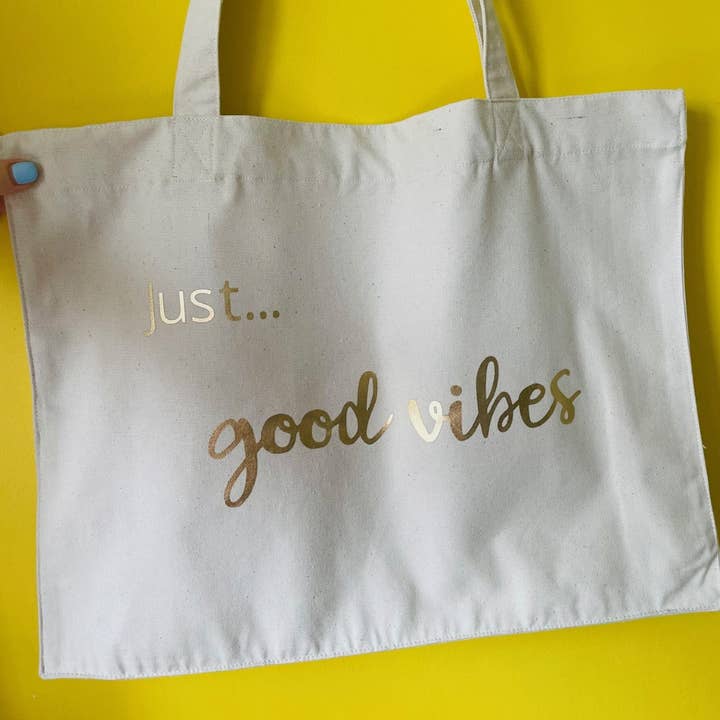 'Just... good vibes' - XL-Tragetasche aus recyceltem Material für den Großhandel von justcoopsandlu