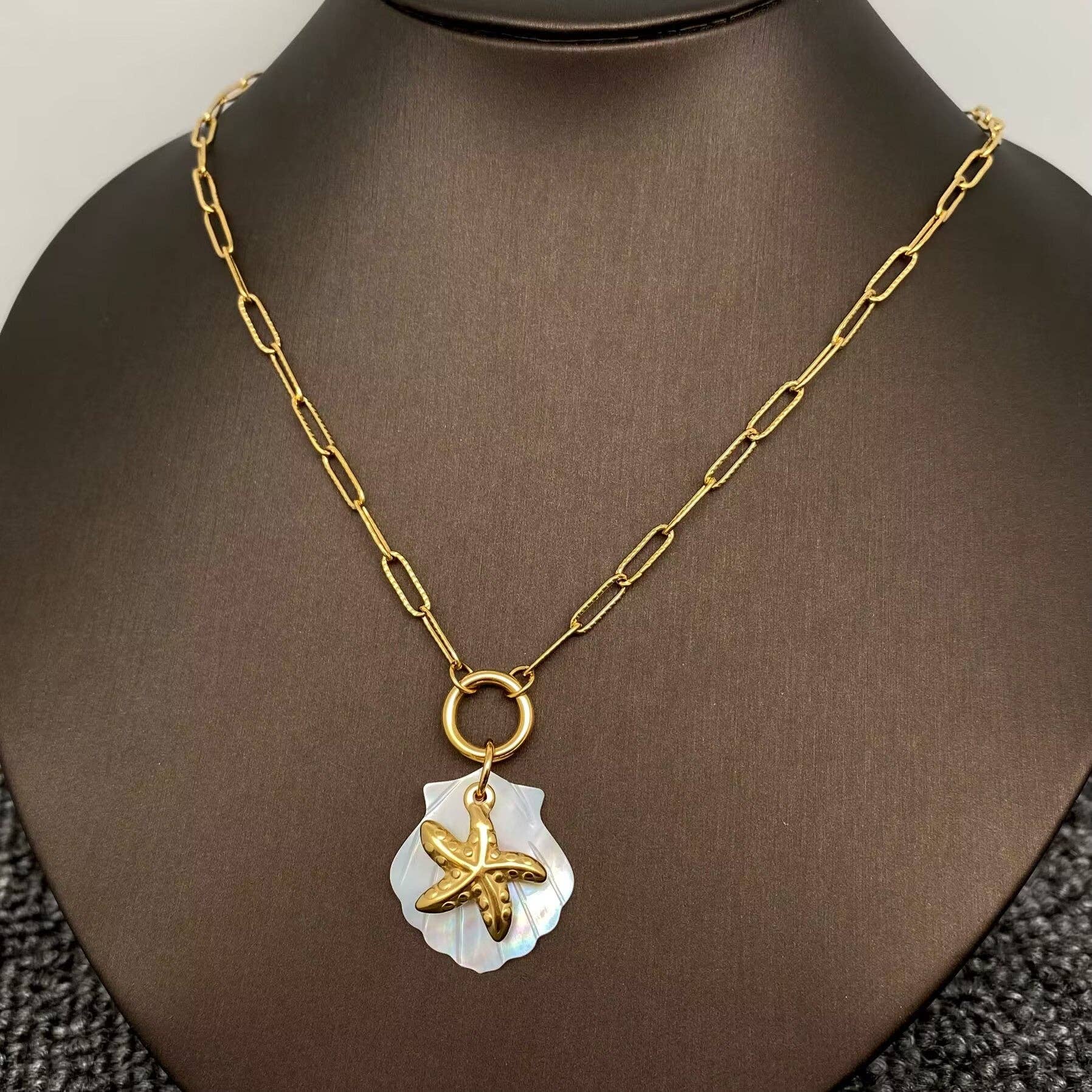 Mio Queena - Wholesale Pendant/Charm Necklace - Ocean Style Shell & Fish Charm 18K Golden SS Necklace - FGS1
