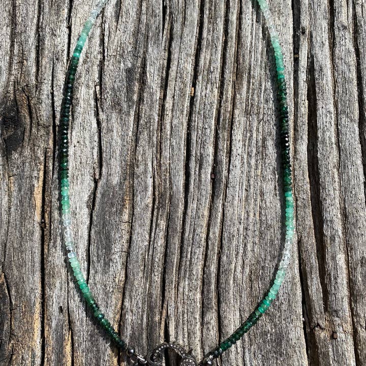 Collier de perles ombrées en émeraude verte avec fermoir en diamant pavé pour la vente par ILISSA MICHELE JEWELRY