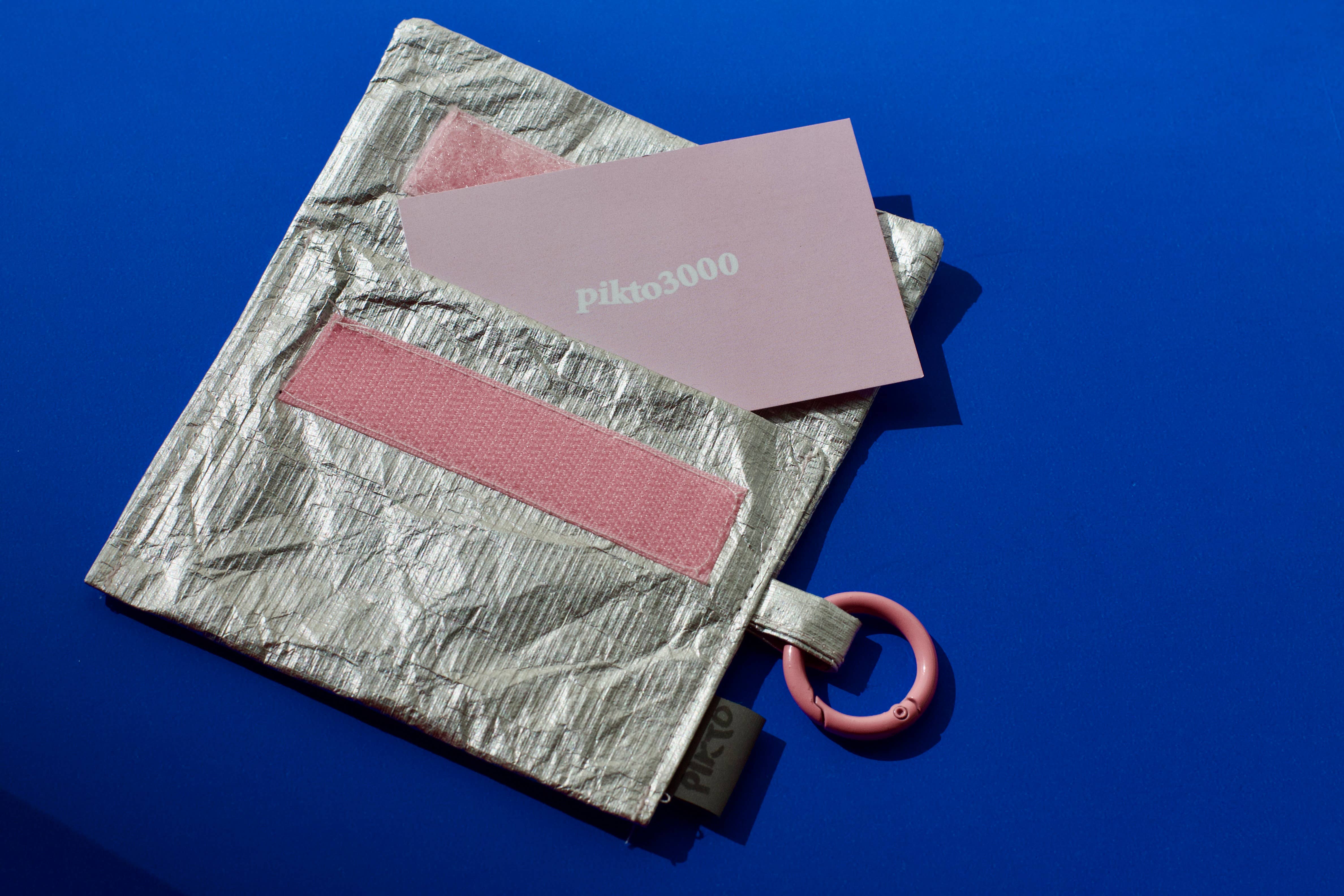 Pikto3000 - Wholesale Wallet - Women's - Small silver Tyvek pouch wallet with round carabiner - Pink1