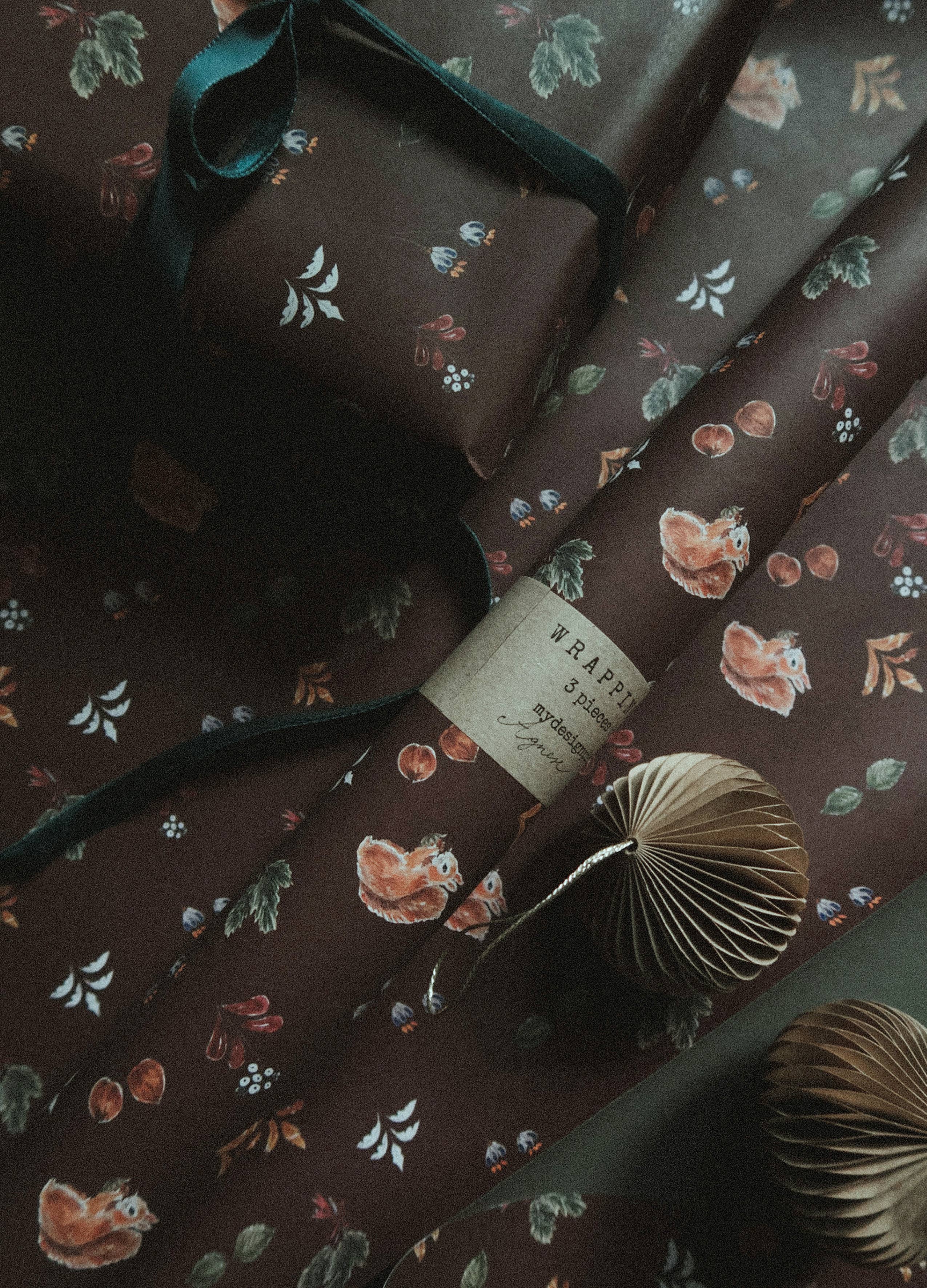 MyDesignPictures – papel de embrulho por atacado – Conjunto de 3 folhas de papel de presente floral de Natal, marrom sobre branco1