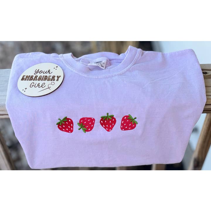 Camiseta Comfort Colors con fresas bordadas para venta al por mayor de Your Embroidery Girl