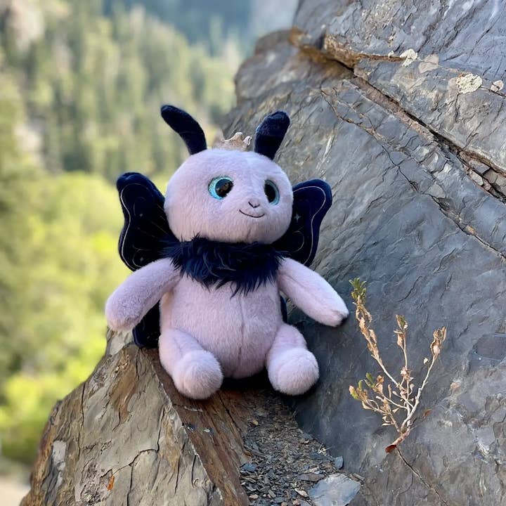 Wezenkin Luna Mot Paarse Fantasie Knuffel 10" voor wholesale door Puppet Pals