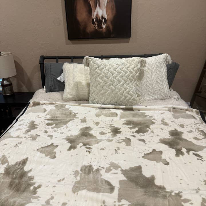 Texas Western Cowhide Bags and More - Wholesale Throw Blanket - Plush Cowprint Large Throw Blanket1