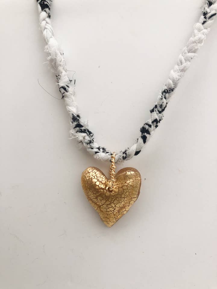 Bandana blanc avec collier en forme de cœur doré pour la vente par Chic’d Out